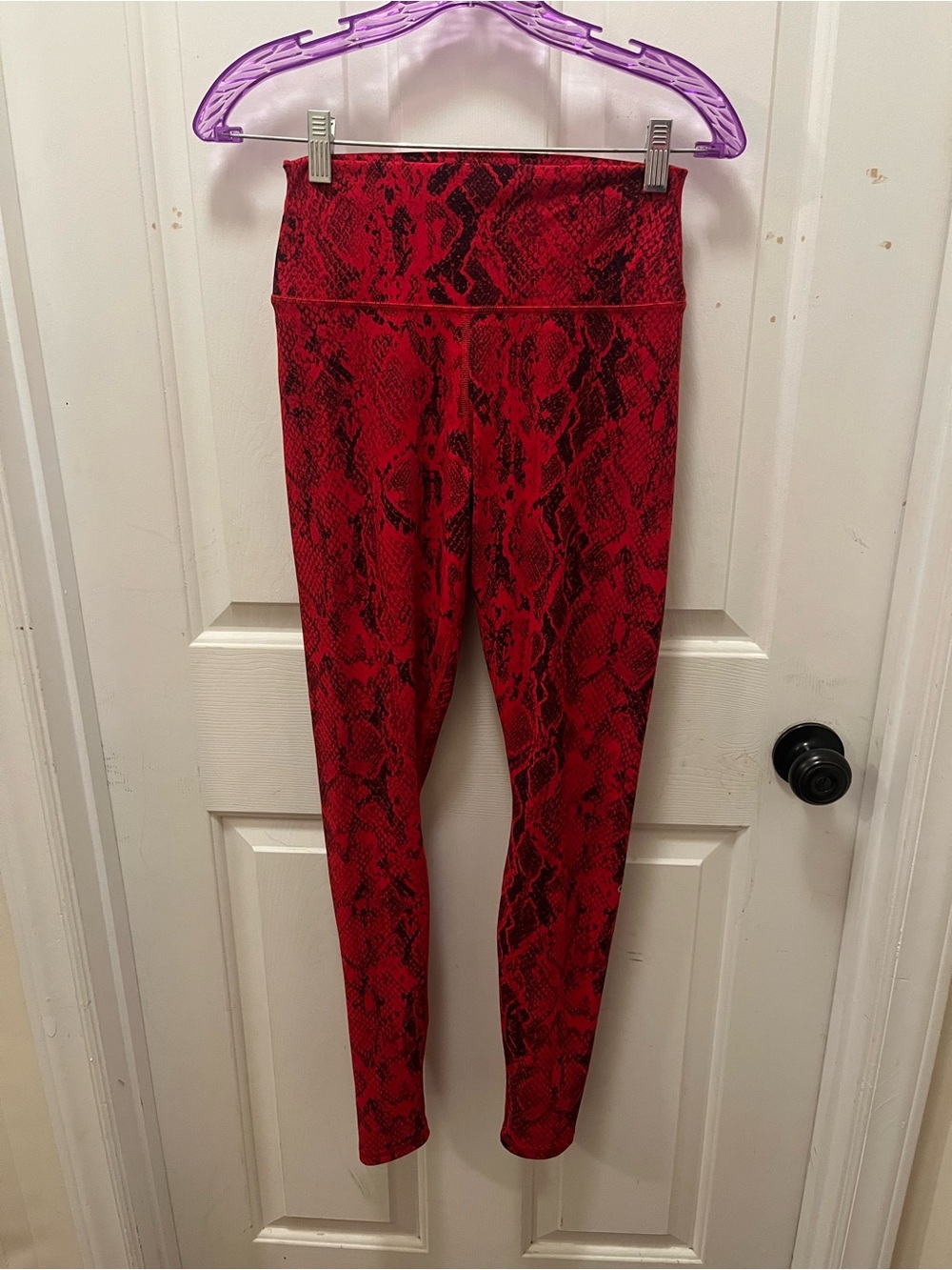 🦄🧘🏽‍♀️ LIKE NEW RARE Alo Yoga High-Waist Red Snakeskin Vapor Leggings - Sz Small